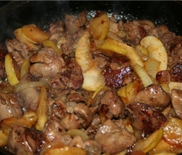 Куриная печень с яблоками 