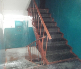 Дождь в подъезде
