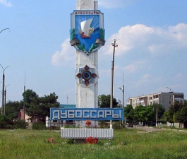 Здесь лапы у елей дрожат на ветру