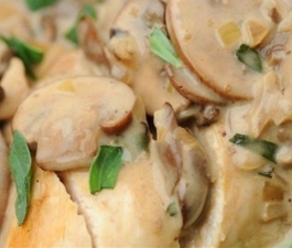 Салат с куриным филе, сыром и орехами