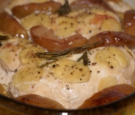 Курица со сметаной и яблоками